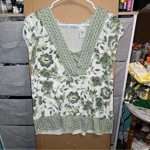 2/$10 BASICS TOPS BUNDLE Green Floral T-Shirt